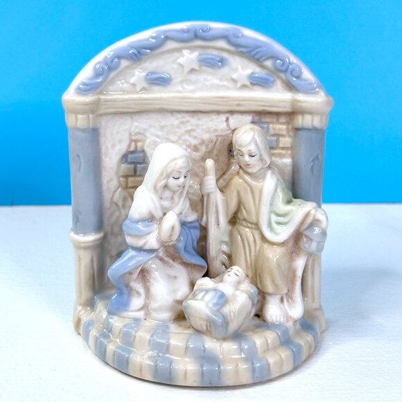 Vintage Beautifully Detailed Porcelain Blue White Nativity One Piece Figurine - Picture 6 of 6